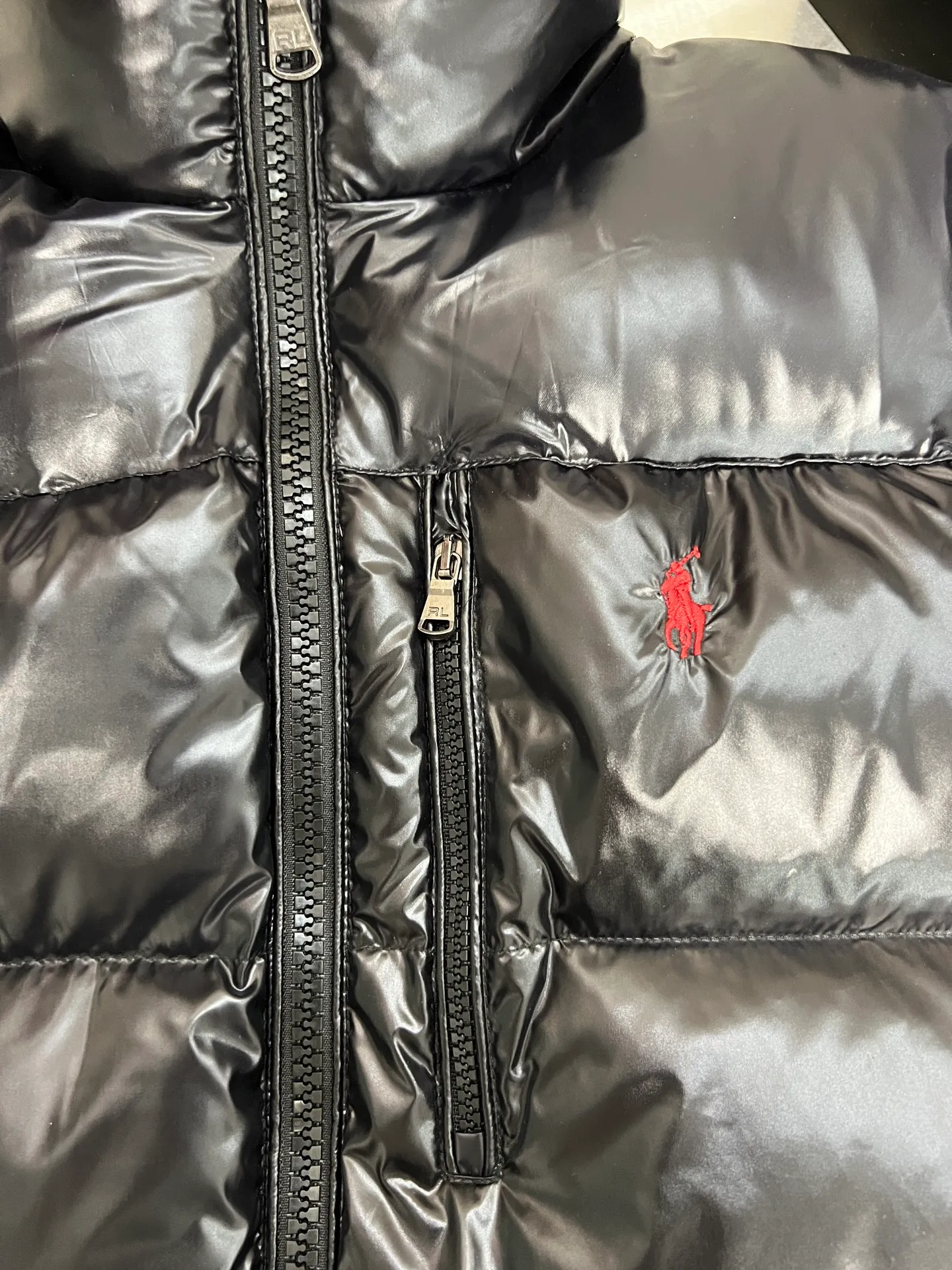 P660 Polo Ralph Lauren 2025 pony embroidered glossy half-high collar down vest. Neat tailoring creates a smart posture. Return to the bustling city. Filled with white duck down. It is warm and comfortable without being bulky. It does not lose its personality and looks low-key. Original customized fabric with a certain sense of color. Color: glossy black, matte black. Size: S M L XL XXL
